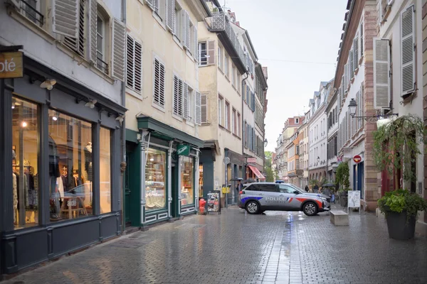 Place du Temple-Neuf in central Strasbourg vintage Citroen car driving  between cars – Stock Editorial Photo © ifeelstock #551629444