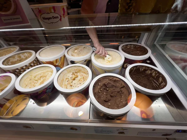 Paris France Sep 2022 Seller Preparing Delicious Vanilla Ice Cream — Stock Photo, Image