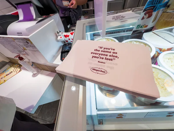 Paris France Sep 2022 Buying Ice Cream Paper Napking Counter — Stock Photo, Image