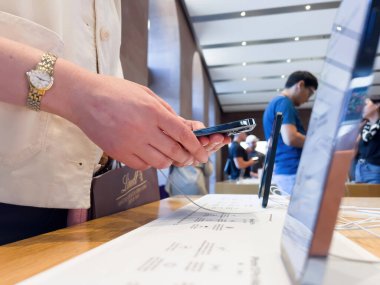Paris, Fransa - 9 Eylül 2022: Apple Bilgisayarlı iPhone 14 profesyonel akıllı telefon, profesyonel telefonun yeni işlevsellerine bakıyor