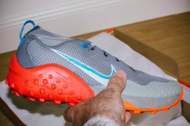 Hilversum, Hollanda - 5 Mayıs 2022: POV erkek yeni Nike Yaban Atı 7 çifti - yeni hediye kutusunu açan koşu ayakkabıları