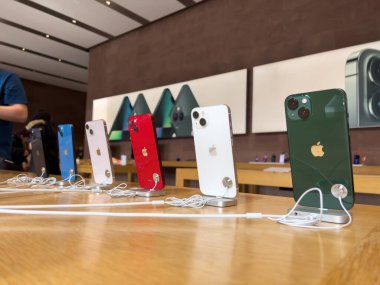 Paris, Fransa - 18 Mart 2022: Apple SE 3 akıllı telefonu, iPad Air 5 tableti, Mac Studio M1 Ultra ve Apple Inc. amiral mağazasındaki satış açılışında yeni Stüdyo Ekranı