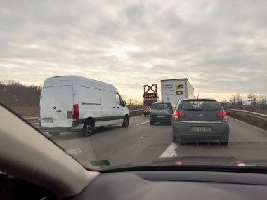 Fransa - 20 Aralık 2021: POV sürücü araçları ve kamyonlar - Otomatik Fransız otoyolu üzerinde büyük ışığı olan kaza minibüsü