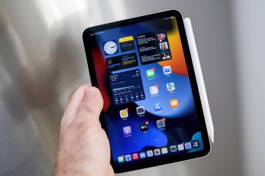 Paris, Fransa - 25 Ekim 2021: New Apple iPad mini profosyonel tableti çelik arka planda - tüm uygulamalar ana ekranda