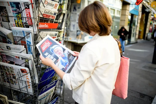 London United Kingdom Sep 2022 French Woman Reading Aujordhui Latest — Stock Photo, Image