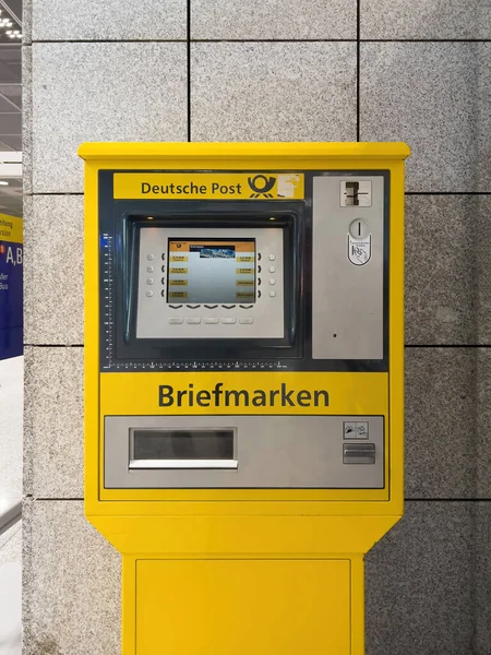 德国法兰克福 2022年8月27日 德国邮政截取附有数字显示的简易自动售货机的前景 以选择正确版本的邮票 — 图库照片