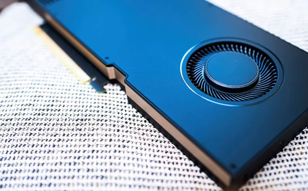 新的功能强大的Gpu专业视频卡与无声无息的风扇蓝色技术的颜色铸造 — 图库照片