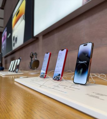 Paris, Fransa - 16 Eylül 2022: Apple Bilgisayar iPhone 14, 14 Pro, Pro Max 'in kare görüntüsü piyasaya sürüldüğü gün 48 megapiksel ana kamera ve Dinamik