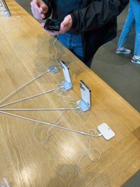 Paris, Fransa - 16 Eylül 2022: Yeni telefonu teftiş eden adam: The Apple Computers iPhone 14, 14 Pro, Pro Max, piyasaya sürülen gün boyunca indirimde, 48 megapiksel ana kamera ve Dinamik