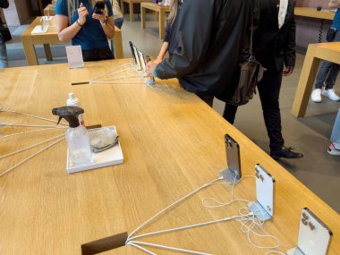 Paris, Fransa - Bölüm 16, 2022: Yeni telefon satan kadın işçiler: The Apple Computers iPhone 14, 14 Pro, Pro Max indirimde.