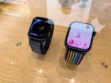 Paris, Fransa - 16 Eylül 2022: Apple Watch serisi 8 özellikli Apple mağazası: Bisiklet İzleme ve Çarpışma Tespit 2 yeni sıcaklık sensörü, yüksek G ivmeölçer, gelişmiş jiroskop.