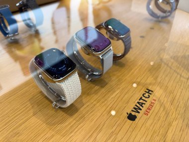 Paris, Fransa - 16 Eylül 2022: Apple Watch serisi 8 özellikli Apple mağazası: Bisiklet İzleme ve Çarpışma Tespit 2 yeni sıcaklık sensörü, yüksek G ivmeölçer, gelişmiş jiroskop.