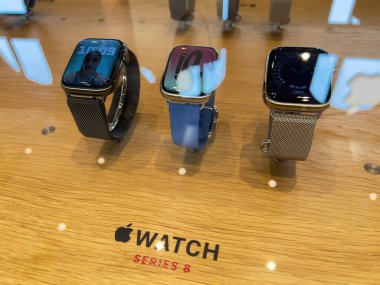 Paris, Fransa - 16 Eylül 2022: Apple Watch serisi 8 özellikli Apple mağazası: Bisiklet İzleme ve Çarpışma Tespit 2 yeni sıcaklık sensörü, yüksek G ivmeölçer, gelişmiş jiroskop