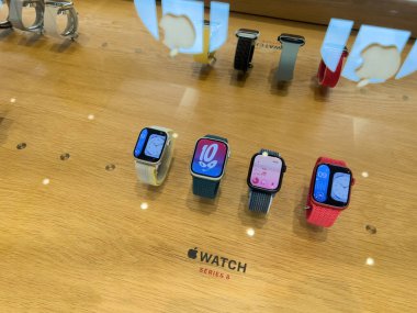 Paris, Fransa - Bölüm 16, 2022: Yeni parçacıkların yukarıdan görüntüsü: Yeni Apple Watch dizisi 8 özellikli Apple mağazası: Çevre İzleme ve Çarpışma Tespit 2 yeni sıcaklık sensörü, bir yüksek-g