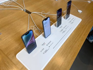 Paris, Fransa - 16 Eylül 2022: Yeni Apple Bilgisayarlı iPhone 14, 14 Pro, Pro Max indirimde, lansman gününde 48 megapiksel ana kamera ve Dynamic Island