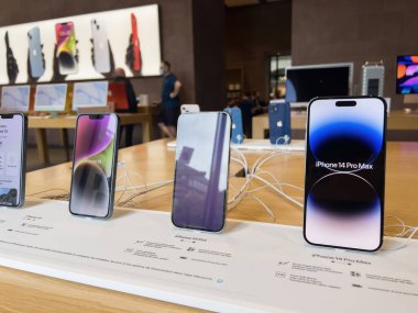 Paris, Fransa - Bölüm 16, 2022: Yeni Apple Bilgisayarlı iPhone 14, 14 Pro, Pro Max ile Apple Mağazası 'nı Her Zaman' ın tanıtım gününde, 48 megapiksel Ana kamera ve Dinamik