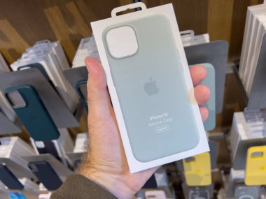 Paris, Fransa - Bölüm 16, 2022: POV erkek el ele tutuşma paketi Apple Store 'da yeni mavi iPhone 14 ile MagSafe şarj ediliyor