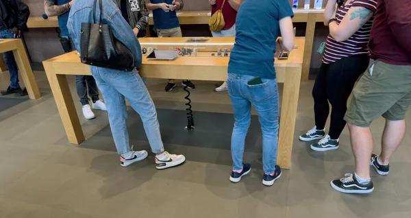 Paris France Sep 2022 Busy Crowd Inspecing New Apple Watch — Stock Photo, Image