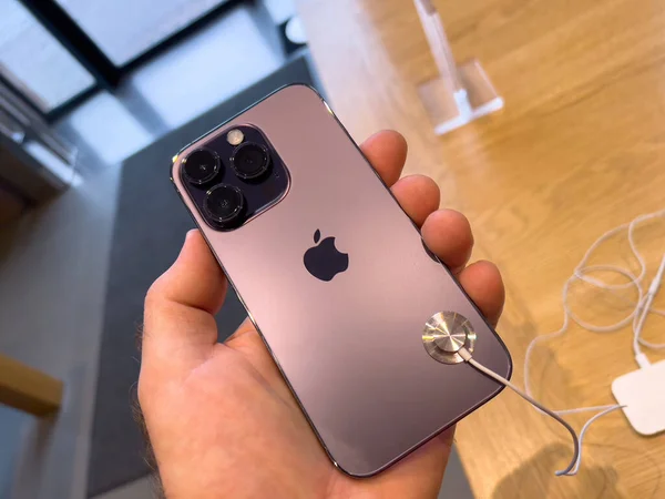 Paris France Sep 2022 Pov Hands New Apple Computers Iphone — 스톡 사진