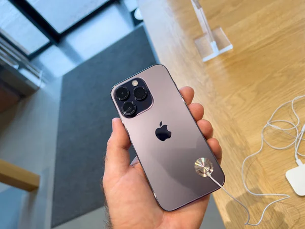 Paris France Sep 2022 Pov Hands New Apple Computers Iphone — 스톡 사진