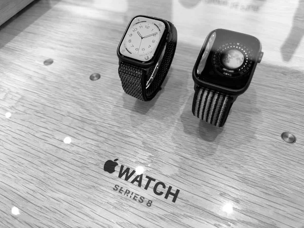 フランス 2022年9月16日 Apple Watchシリーズ8の新機能が搭載されたApple Store サイクルトラッキングとクラッシュ検出2つの新しい温度センサー 高G加速度センサー 改善されたジャイロスコープ — ストック写真