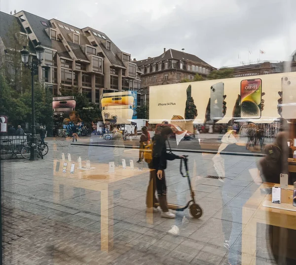 Strasbourg Frankrike Sep 2022 Apple Store Interiör Reflekteras Med Kunder — Stockfoto