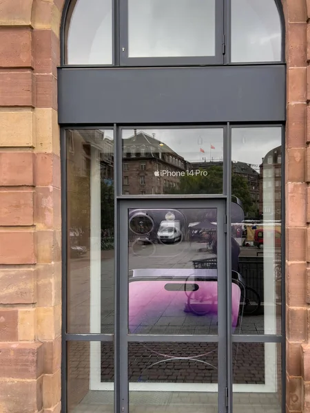 Strasbourg, Fransa - 16 Şubat 2022: Apple Store cam vitrin vitrininde yeni iPhone 14 Profesyonel akıllı telefon reklamı