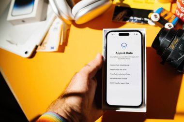 Paris, Fransa - Bölüm 17, 2022: Yeni Apple Bilgisayarları iPhone 14 Pro akıllı telefon paketleri ve eski telefon ya da android menüsünden gelen veri transferi