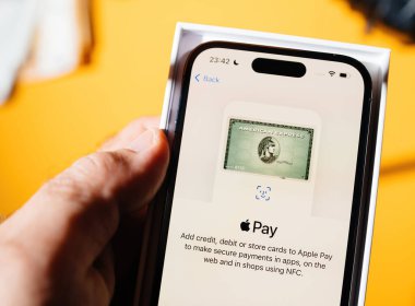 Paris, Fransa - 17 Eylül 2022: Apple Pay ödeme sistemi uygulamasına eklenen Amerikan ekspres ödeme kartı menüsü, yeni Apple Bilgisayarları iPhone 14 Pro akıllı telefonu Ciao ile eklenecek