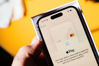Paris, Fransa - 17 Eylül 2022: Apple Pay ödeme sistemi uygulamasının Mastercard ödeme kartı menüsünün ayarlanması ve yeni Apple Computers iPhone 14 Pro akıllı telefonu Ciao ile eklenmesi