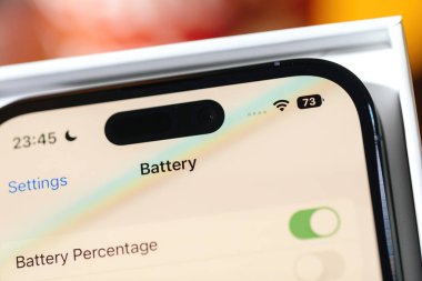 Paris, Fransa - Bölüm 17, 2022: Yeni pil yüzdesinin dinamik adayla birlikte yeni iPhone 14 Pro üzerindeki gücünü sürdürdüğünü göstermek için yeni makro bakış açısı