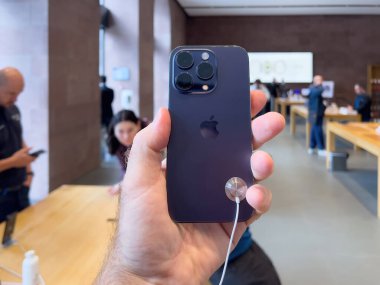 Paris, Fransa - Bölüm 16, 2022: POV erkek elinde yeni mor renkli Apple Computers iPhone 14 Pro tanıtım gününde 48 megapiksel kamera ve Dynamic Island -