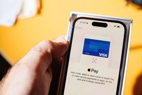 フランス 2022年9月17日 Apple Pay決済システムアプリでVisaカードメニューを設定して クレジットデビットカードまたはストアカードを追加する新しいAppleコンピュータIphone Proスマートフォン電話Ciao Italian — ストック写真