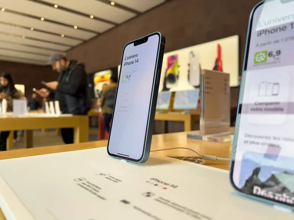 Paris France Sep 2022 Героїчний Єкт Нового Пурпурового Кольору Apple — стокове фото