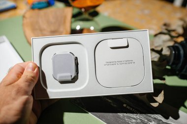 Londra, Birleşik Krallık - 23 Eylül 2022: Dayanıklılık sporları, elit sporcular, öncü sporcular, macera - Apople tarafından tasarlanan yeni titanyum Apple Watch Ultra paketi