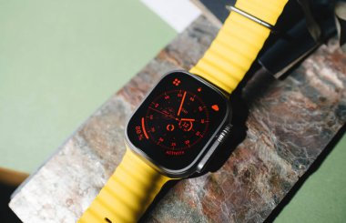 Londra, Birleşik Krallık - 23 Eylül 2022: Yeni titanyum Apple Watch Ultra 'nın düşük ışık durumlarını daha iyi görmek için Gece Kipi Dayanıklılık sporları, seçkin sporcular gibi uç aktiviteler için tasarlandı