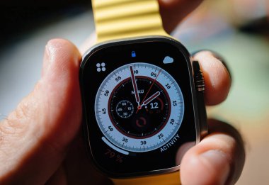 Londra, Birleşik Krallık - 23 Eylül 2022: Yeni titanyum Apple Watch Ultra izlemenin gündüz modu dayanıklılık sporları, elit sporcular, öncü sporcular, maceralar gibi uç aktiviteler için tasarlandı