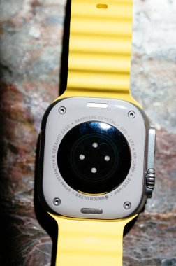 Londra, Birleşik Krallık - 23 Eylül 2022: Yeni titanyum Apple Watch Ultra 'nın kalp ve sıcaklık senatörleri dayanıklılık sporları, elit sporcular, öncü sporcular gibi uç aktiviteler için tasarlandı
