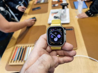 Paris, Fransa - 23 Eylül 2022: Apple Store yeni titanyum Apple Watch için satışın ilk günü ekstrem aktiviteler için tasarlanmış Ultra giyilebilir - arka plan alışverişi yapan müşteriler