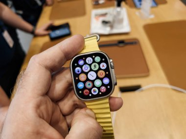 Paris, Fransa - 23 Eylül 2022: Apple Watch Ultra, tüm uygulamaları ekranda olan erkek dayanıklılık sporları gibi uç aktiviteler için tasarlandı - Apple Store yeni titanyum Apple Watch için satışın ilk günü