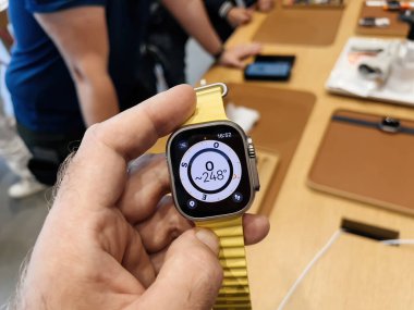 Paris, Fransa - 23 Eylül 2022: Titanyum Apple Watch Ultra uygulaması Dayanıklılık sporları, seçkin sporcular, öncü sporcular, macera Apple Store 'un ilk günü için tasarlandı