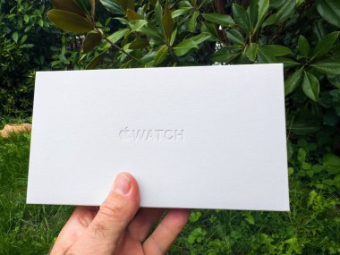 Paris, Fransa - 23 Eylül 2022: Dayanıklılık sporları, seçkin sporcular, öncü sporcular, maceraperest sporcular gibi uç aktiviteler için tasarlanmış yeni titanyum Apple Watch Ultra 'lı beyaz pacakge' ı tutan erkek el -