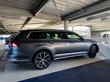 Basel, İsviçre - Sep 22, 2022: Büyük otoparktaki yeni Volkswagen Volkswagen Passat 'ın yan görüntüsü