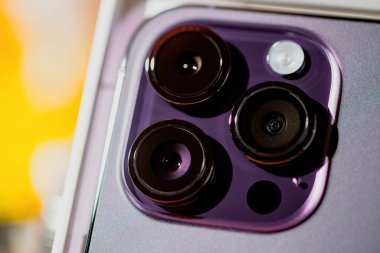 Paris, Fransa - Bölüm 17, 2022: Macro Apple Bilgisayarlı iPhone 14 Pro 'nun yakın çekimli arka kamerası, Devamlı ekran, 48 megapiksel Ana kamera ve Dinamik Ada