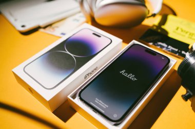 Paris, Fransa - 17 Eylül 2022: Yeni Apple Computers iPhone iPhone 14 Pro akıllı telefon ve ekranda Hollandalı selamlama metni bulunan karton paket kutusu açılıyor
