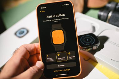 Londra, Birleşik Krallık - 23 Eylül 2022: Dayanıklılık sporları, seçkin sporcular gibi uç aktiviteler için tasarlanmış yeni titanyum Apple Watch Ultra üzerine yeni bir Uluslararası Turuncu Eylem düğmesi kurmak