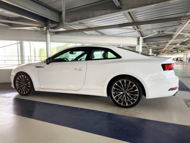 Basel, İsviçre - Sep 22, 2022: Modern park alanına park edilmiş yeni beyaz Audi Alman lüks otomobil coupe manzarası