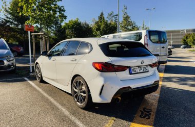 Basel, İsviçre - 22 Ekim 2022: BMW Alman arabası park halindeki Sixt araba kiralama şirketi logotype ile büyük uluslararası havaalanı arka planında arabaların minibüsleri