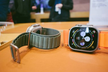 Paris, Fransa - 22 Eylül 2022: Apple Store 'da iki yeni titanyum Apple Watch Ultra, sabır sporu, elit sporcular, öncü sporcular gibi uç aktiviteler için tasarlanmış arka planda müşteriler.
