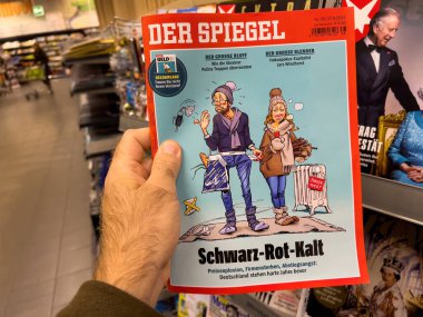 Frankfurt, Almanya - 17 Sep 2022: Der Spiegel dergisi manşetli Black Red Cold - fiyat patlaması, ortak ölümler, düşme korkusu, Almanya 'yı zor yıllar bekliyor